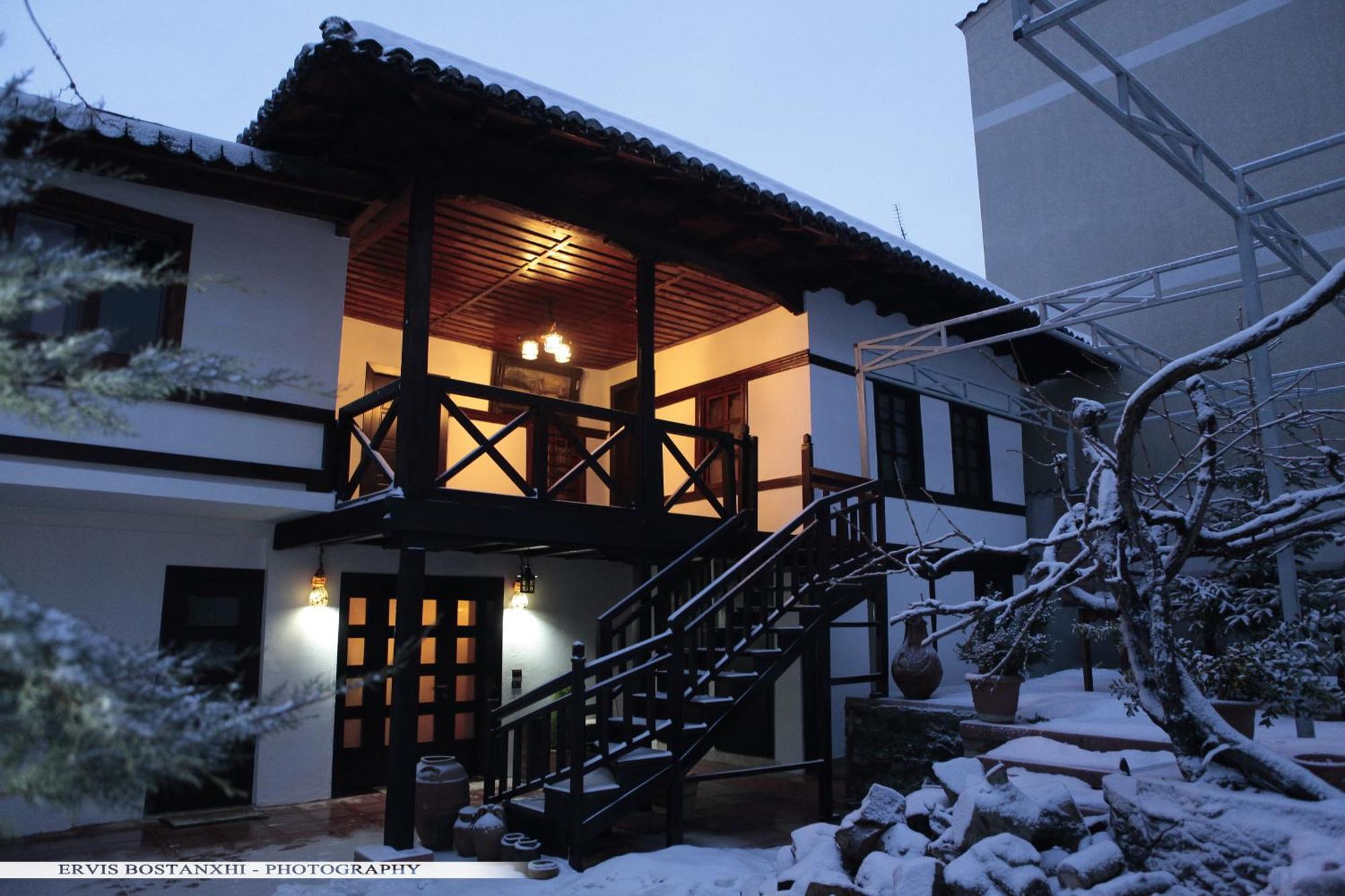 Guest House Bujtina Leon Korce Exterior photo